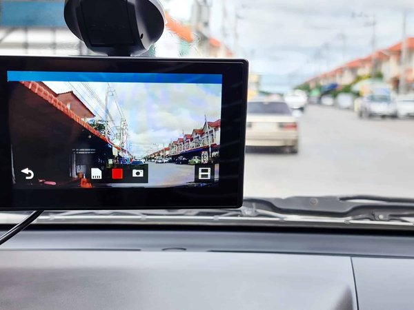 How to Select the Perfect Dashcam for a Tesla Model S without Obstructing Visibility?