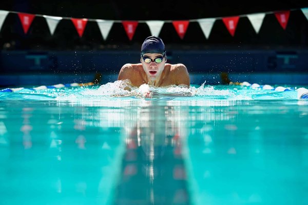 How to Choose the Perfect Breathable Fabric for a Summer Power Suit?